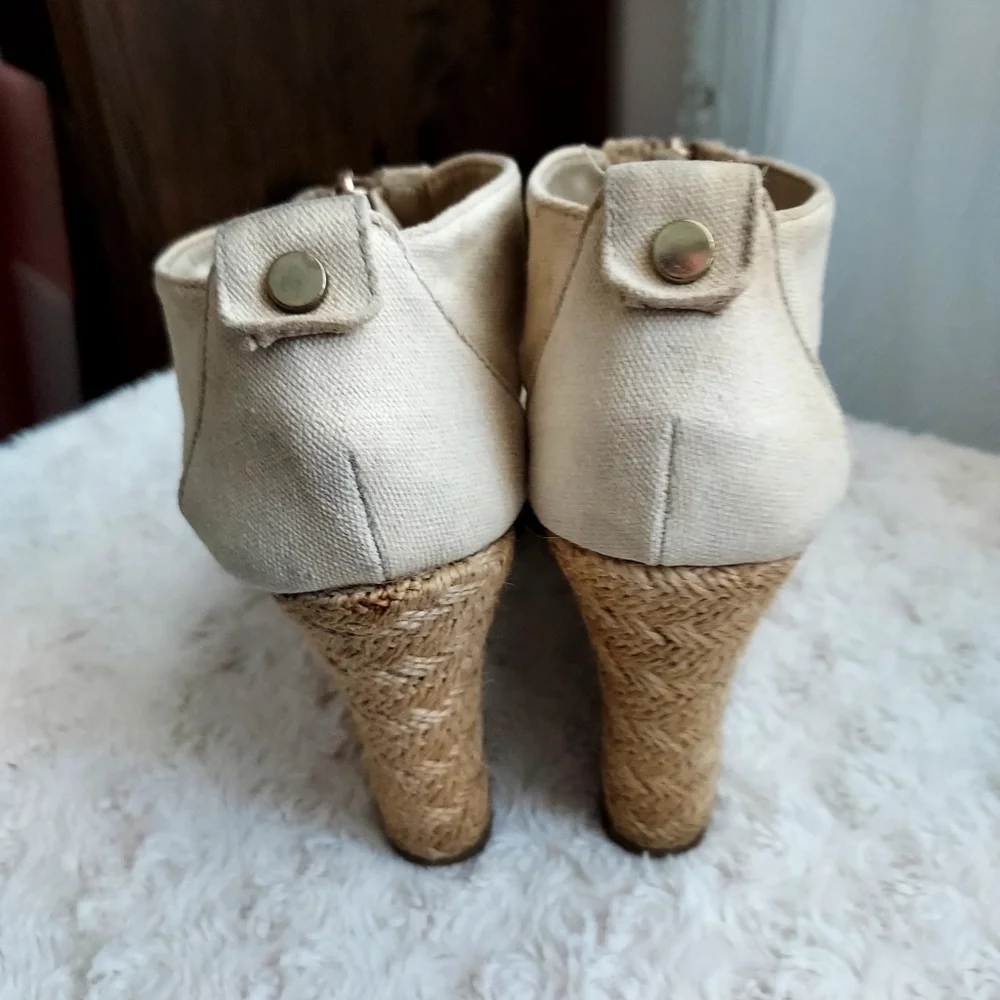 Report Zippy Neutral beige canvas espadrille wedge heel sandals size 9 Summer